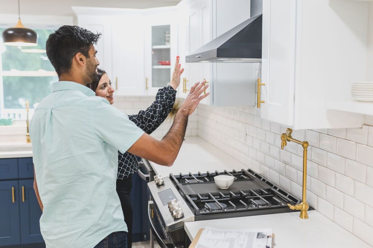 Agente inmobiliario mostrando una casa a un cliente